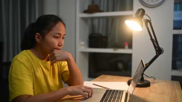 Asiatisk Kvinne Som Jobber Med Bærbar Datamaskin Hjemmefra – stockvideo