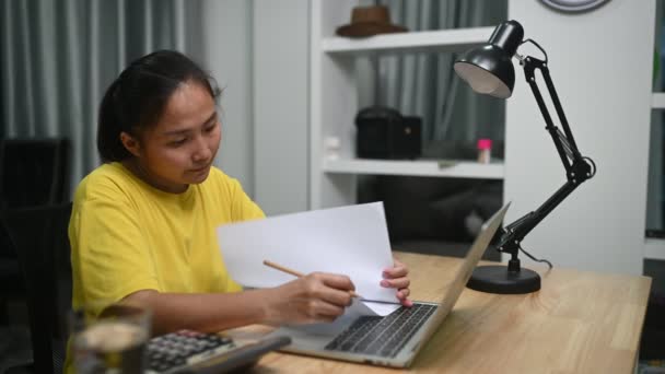 Mujer Asiática Trabajando Ordenador Portátil Desde Casa — Vídeos de Stock