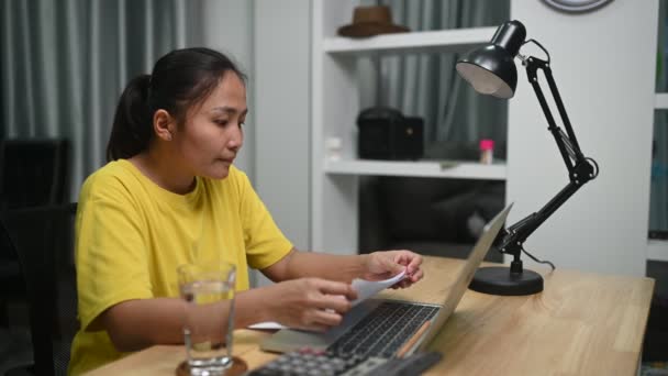 Mujer Asiática Trabajando Ordenador Portátil Desde Casa — Vídeo de stock