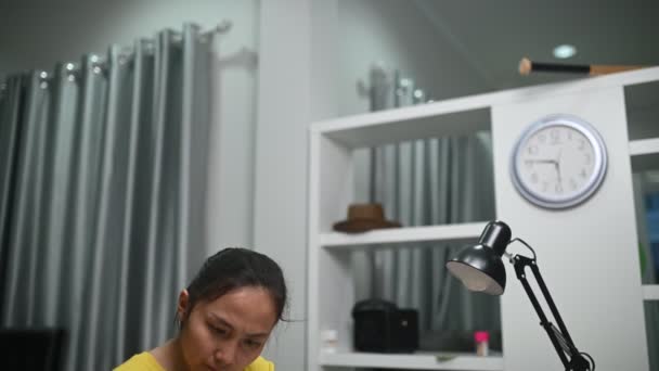 Asiatisk Kvinna Som Arbetar Bärbar Dator Hemifrån — Stockvideo