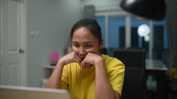 Mujer Asiática Trabajando Ordenador Portátil Desde Casa — Vídeos de Stock