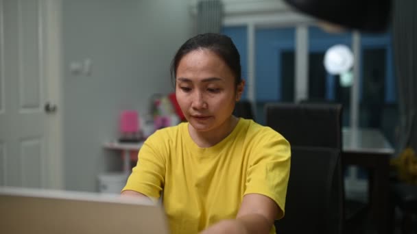 自宅からノートパソコンで働くアジアの女性 — ストック動画