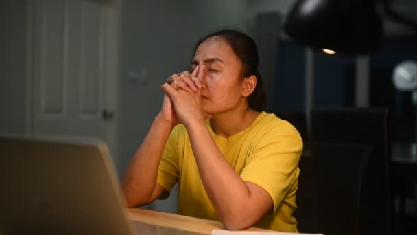 Mujer Asiática Trabajando Ordenador Portátil Desde Casa — Vídeos de Stock