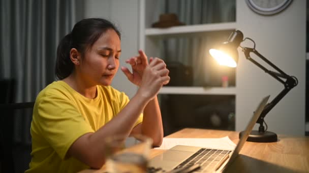 집에서 노트북 컴퓨터를 사용하는 아시아 — 비디오