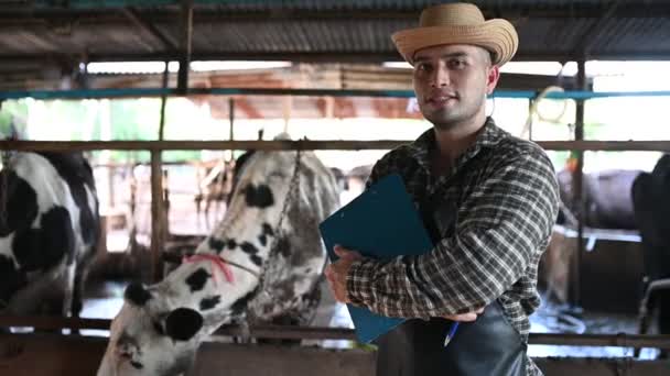 Agricultor Asiático Trabalhando Fazenda Rural Laticínios Fora Cidade Jovens Com — Vídeo de Stock