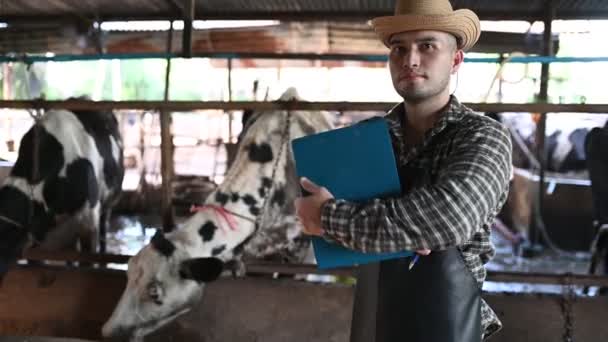 Asiatisk Bonde Som Arbetar Mjölkgård Landsbygden Utanför Staden Unga Människor — Stockvideo