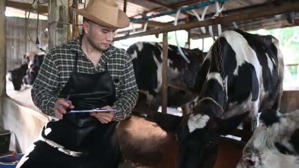 Agriculteur Asiatique Travaillant Dans Une Ferme Laitière Rurale Dehors Ville — Video