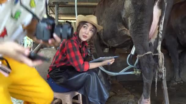 Agriculteurs Asiatiques Travailler Dans Une Ferme Laitière Rurale Dehors Ville — Video