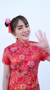 Cheongsam 'daki güzel Asyalı kadının portresi beyaz arka planda, Tayland halkı, mutlu Çin yeni yılı konsepti, geleneksel Çin elbisesi giymiş mutlu Asyalı kadın.