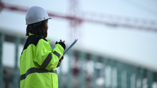 Asiatischer Ingenieur Auf Der Baustelle Eines Großen Bauprojekts Thailänder Überstunden — Stockvideo