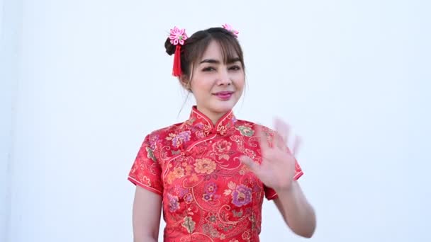 Retrato Hermosa Mujer Asiática Vestido Cheongsam Sobre Fondo Blanco Gente — Vídeo de stock