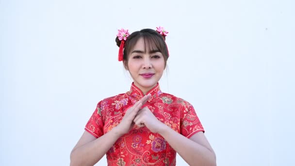 Portrait Belle Femme Asiatique Robe Cheongsam Sur Fond Blanc Thaïlande — Video