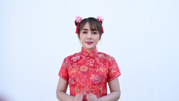 Porträtt Vacker Asiatisk Kvinna Cheongsam Klänning Vit Bakgrund Thailand Människor — Stockvideo