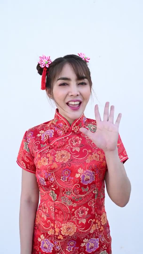 Портрет Красивая Азиатская Женщина Платье Cheongsam Белом Фоне Таиланд Люди — стоковое видео