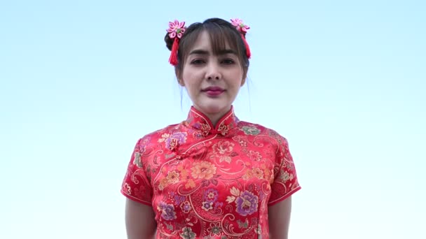 Portrait Belle Femme Asiatique Robe Cheongsam Sur Fond Blanc Thaïlande — Video