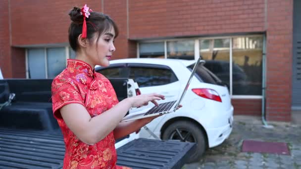 Азиатка Традиционной Одежде Ноутбуком Открытом Воздухе — стоковое видео