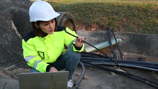 Inżynierowie Telekomunikacyjni Pracują Wieżach Telefonii Komórkowej Technicy Utrzymania Wież Sieciowych — Wideo stockowe