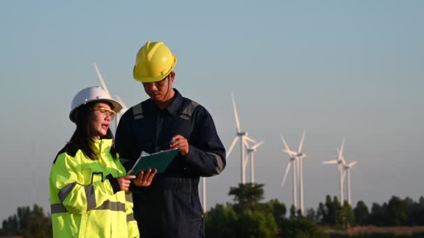Zwei Ingenieure Arbeiten Und Halten Den Bericht Windkraftpark Power Generator — Stockvideo
