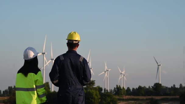 Due Ingegneri Che Lavorano Tengono Rapporto Presso Centrale Eolica Power — Video Stock