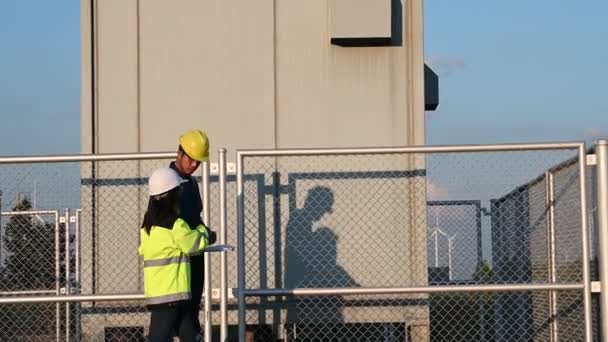Dos Ingenieros Que Trabajan Sostienen Informe Estación Generación Energía Granja — Vídeos de Stock
