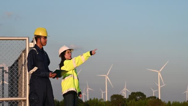 Dois Engenheiros Trabalhando Segurando Relatório Parque Turbinas Eólicas Power Generator — Vídeo de Stock