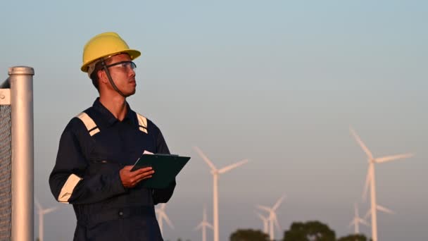 Asian Man Ingenieros Trabajando Sosteniendo Informe Granja Aerogeneradores Power Generator — Vídeos de Stock