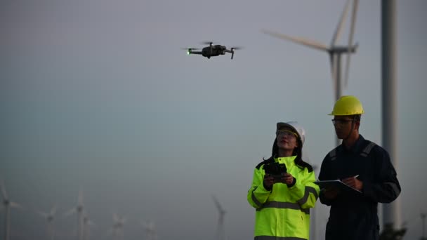 Två Ingenjörer Som Arbetar Och Håller Rapporten Vindturbinen Gård Power — Stockvideo