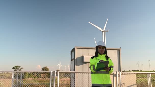 Ingénieurs Asiatiques Travaillant Tenant Rapport Parc Éoliennes Power Generator Station — Video