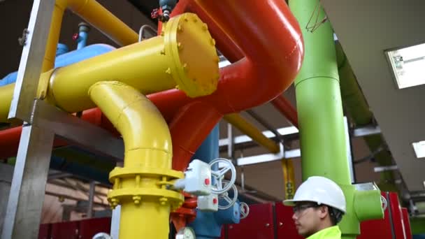 Ingeniero Asiático Con Gafas Que Trabajan Sala Calderas Comprobación Mantenimiento — Vídeos de Stock