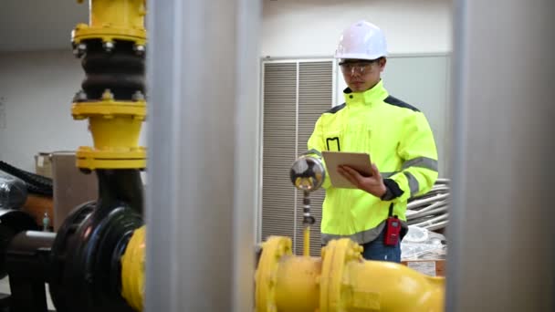 Ingeniero Asiático Con Gafas Que Trabajan Sala Calderas Comprobación Mantenimiento — Vídeo de stock