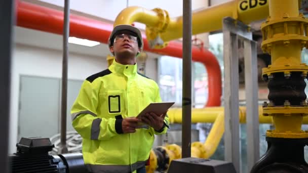Asiatisk Ingenjör Med Glasögon Som Arbetar Pannrummet Underhållskontroll Tekniska Data — Stockvideo