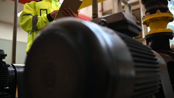 Ασιάτης Μηχανικός Φορώντας Γυαλιά Εργασίας Στο Λεβητοστάσιο Συντήρηση Έλεγχο Των — Αρχείο Βίντεο