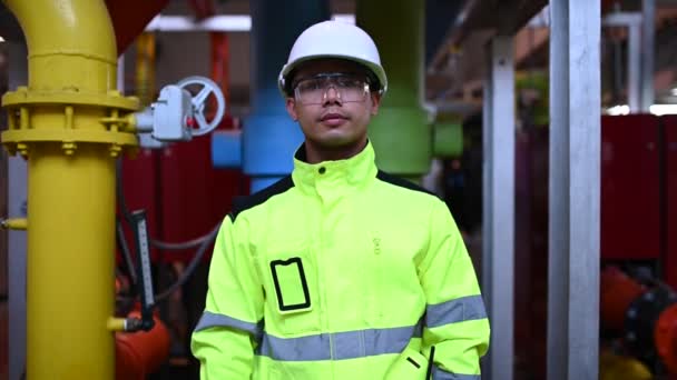 Ingénieur Asiatique Portant Des Lunettes Travaillant Dans Chaufferie Vérification Maintenance — Video