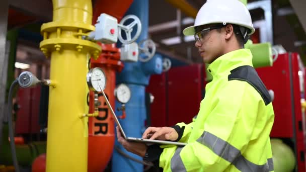 Ingénieur Asiatique Portant Des Lunettes Travaillant Dans Chaufferie Vérification Maintenance — Video