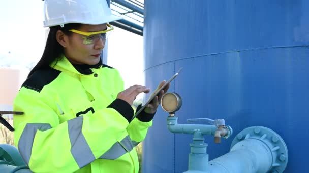Inżynier Środowiska Pracy Oczyszczalniach Ścieków Kobieta Technik Hydrauliczny Pracująca Wodociągach — Wideo stockowe