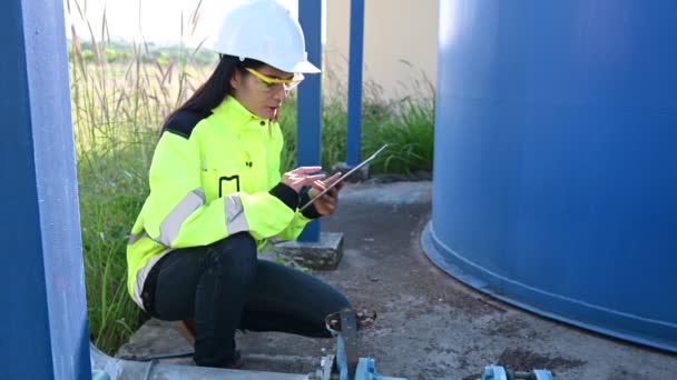 Ingeniero Ambiental Trabaja Plantas Tratamiento Aguas Residuales Técnico Fontanero Femenino — Vídeos de Stock