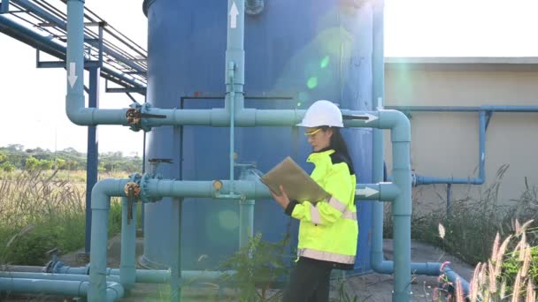 Engenheira Ambiental Estações Tratamento Águas Residuais Técnica Canalização Feminina Trabalhar — Vídeo de Stock