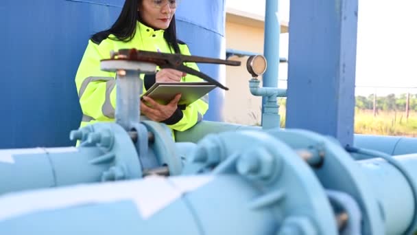 Ingeniero Ambiental Trabaja Plantas Tratamiento Aguas Residuales Técnico Fontanero Femenino — Vídeos de Stock