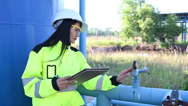 污水处理厂的环境工程人员 供水部门的女管道工 — 图库视频影像