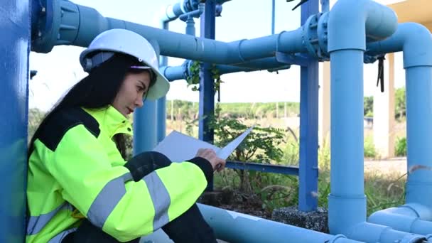 Ingeniero Ambiental Trabaja Plantas Tratamiento Aguas Residuales Técnico Fontanero Femenino — Vídeo de stock