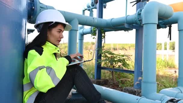 Ingeniero Ambiental Trabaja Plantas Tratamiento Aguas Residuales Técnico Fontanero Femenino — Vídeos de Stock
