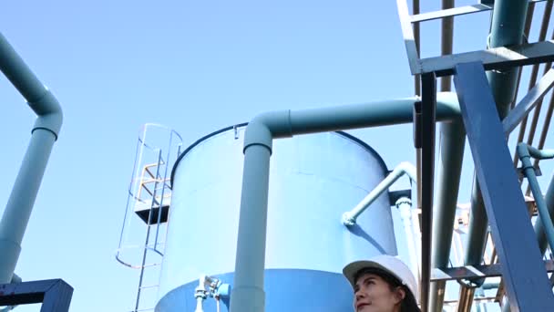Práce ekologického inženýra v čistírnách odpadních vod, ženský instalatér pracující v zásobování vodou