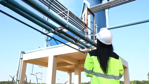 Inżynier Środowiska Pracy Oczyszczalniach Ścieków Kobieta Technik Hydrauliczny Pracująca Wodociągach — Wideo stockowe