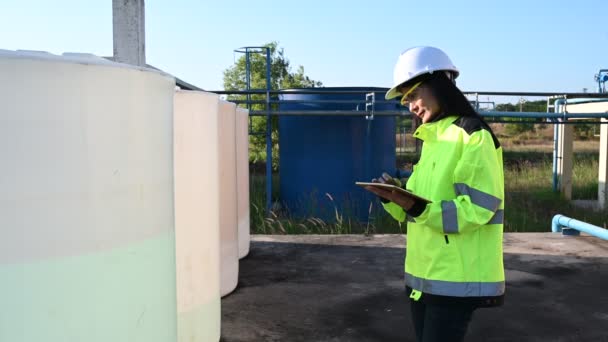 污水处理厂的环境工程人员 供水部门的女管道工 — 图库视频影像