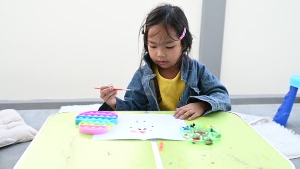 Asiatische Mädchen Haben Spaß Beim Malen Hause — Stockvideo