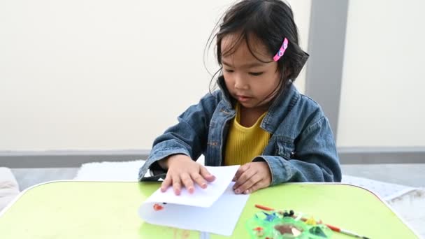 亚洲女孩在家画画的时候很开心 — 图库视频影像