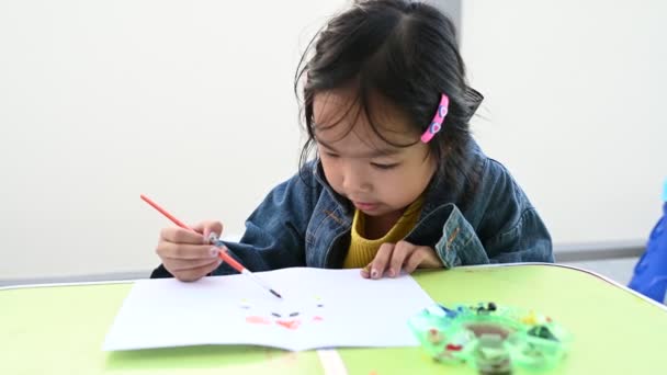Asiatische Mädchen Haben Spaß Beim Malen Hause — Stockvideo