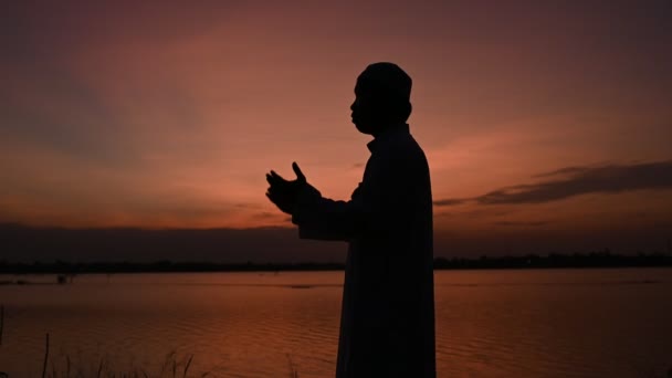 Sylwetka Azjatyckiego Białego Islamu Człowieka Modlitwy Młodzi Muzułmanie Modlący Się — Wideo stockowe