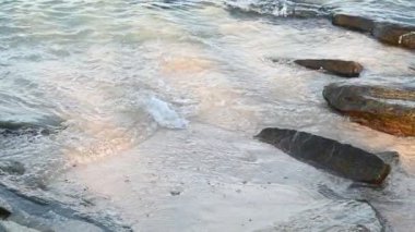 Büyük taşları olan güzel deniz kıyıları