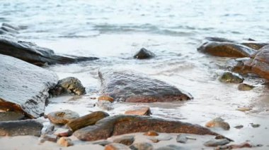 Büyük taşları olan güzel deniz kıyıları